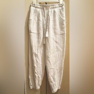 Never been worn Japna sleepwear white pants. Size S, soft.